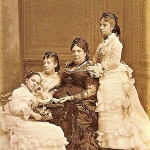 Reina Isabel II con sus hijas la Infanta Paz, Infanta Pilar e Infanta Eulalia