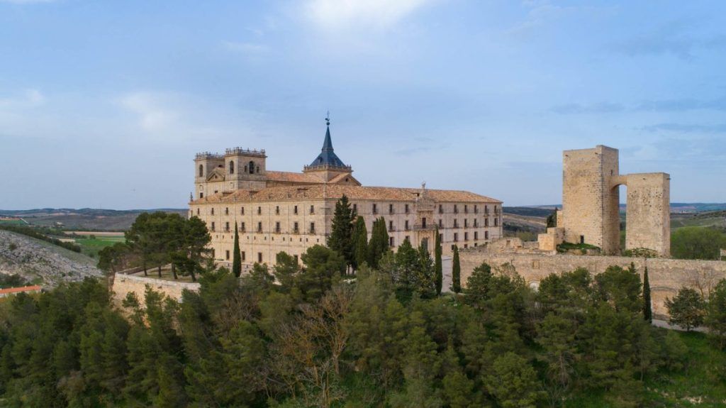 Monasterio de Uclés- historia y comodidad casas de Luján